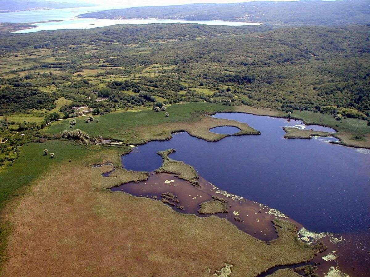 Jezero kraj Njivica